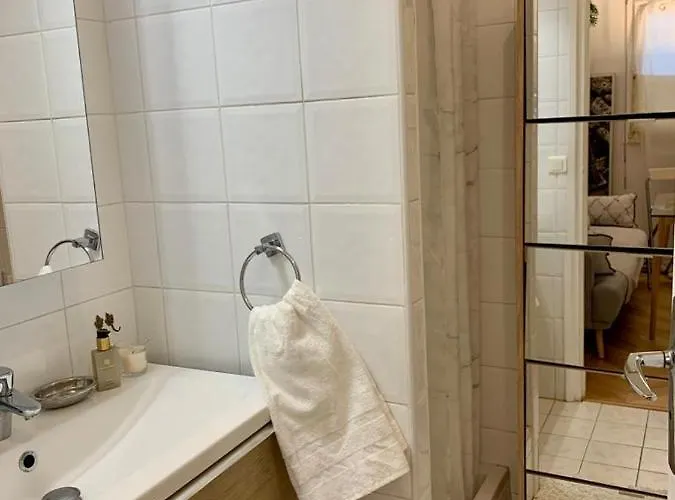 Near Forum Grimaldi And Beach. Bnbrickeys. Appartement *